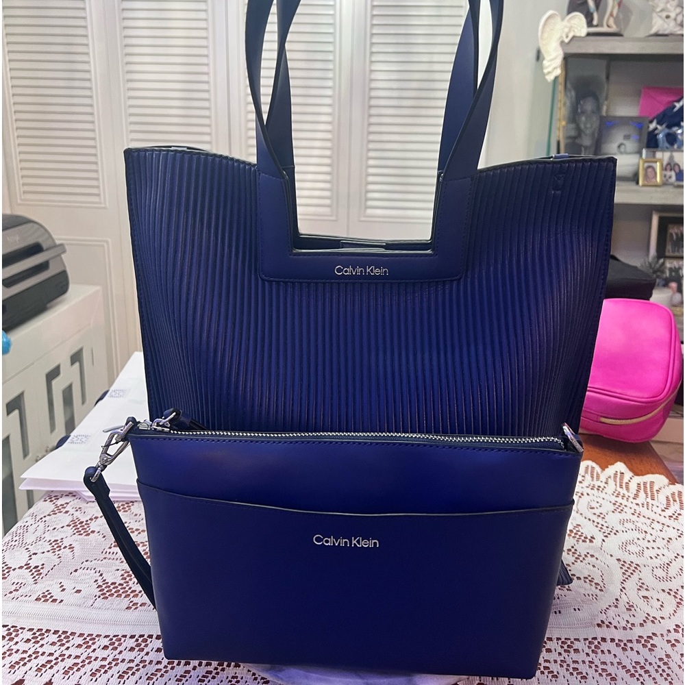 ❤️CALVIN KLIEN TOTE BAG❤️W/WRISTLET❤️